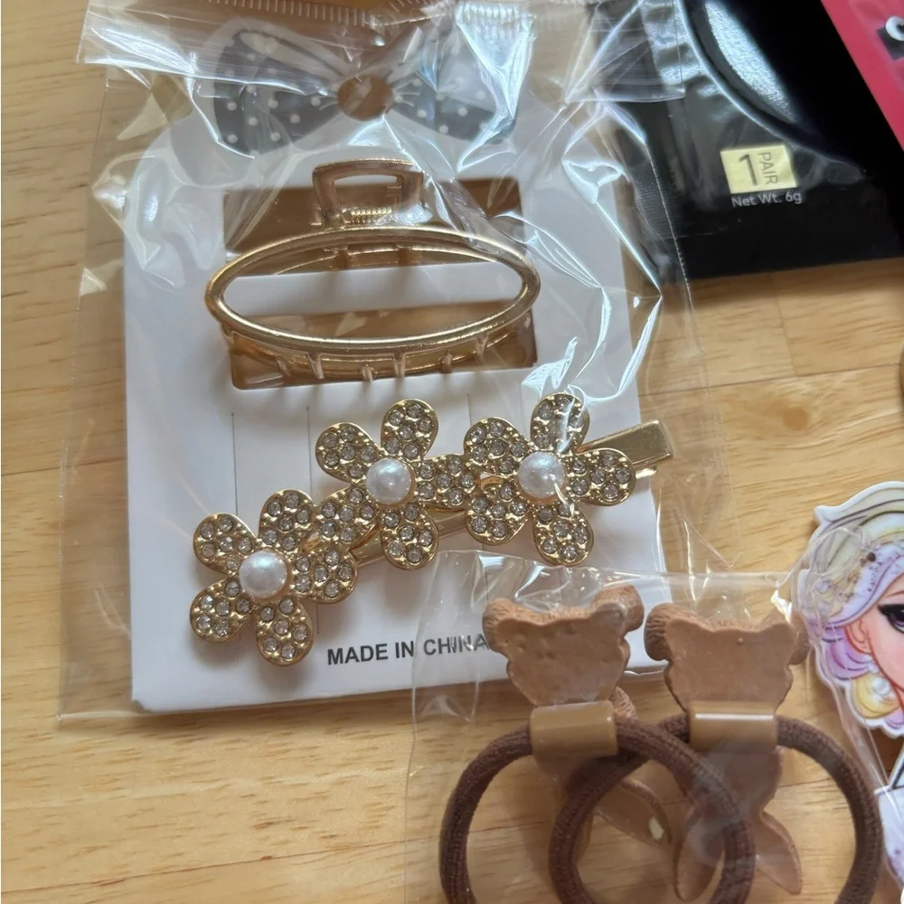 Assorted Beauty and Accessory Set - Picture 10 of 13
